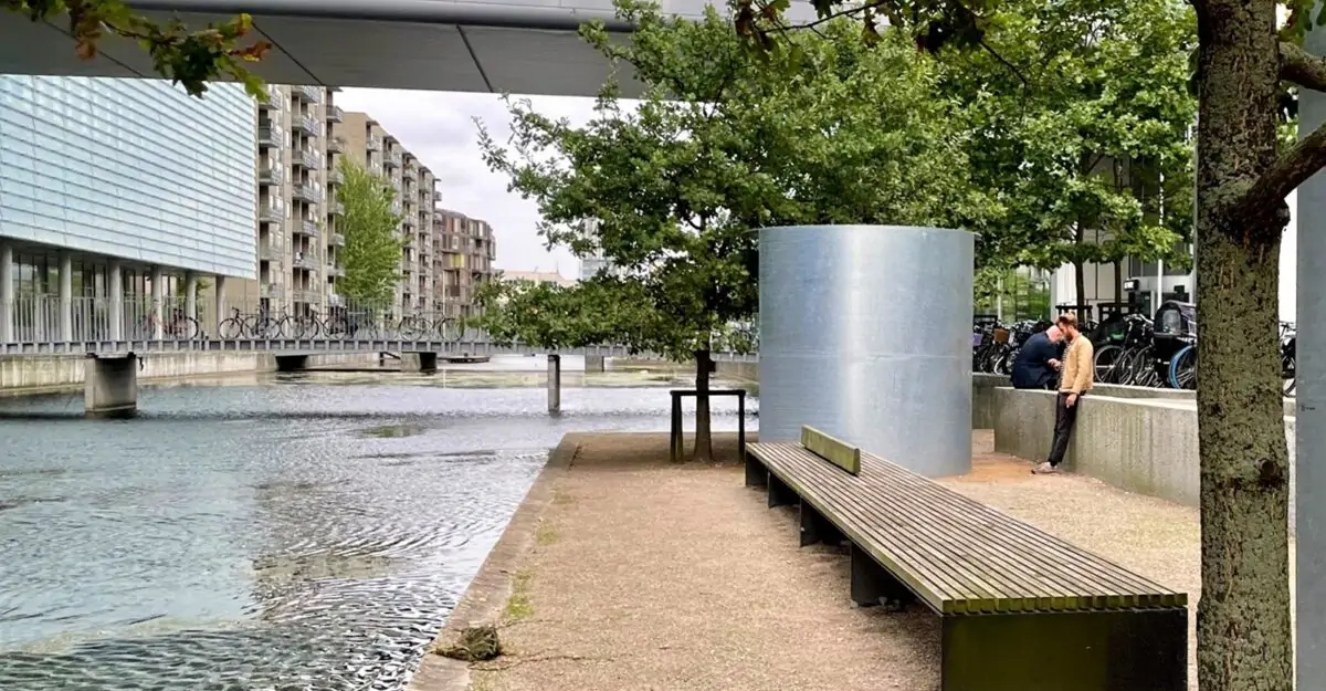 en rygepavillon med tykke vægge og tag i galvaniseret stål ved DR-byen i København