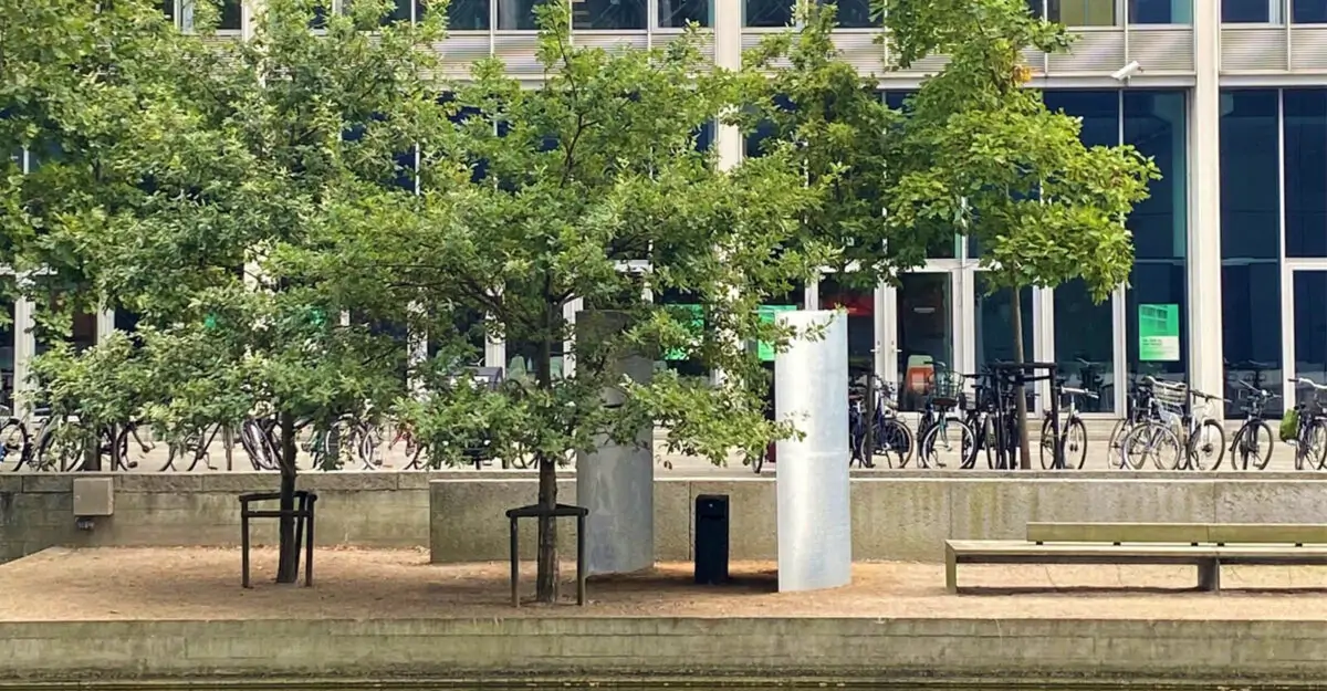 en rygepavillon med tykke vægge og tag i galvaniseret stål ved DR-byen i København