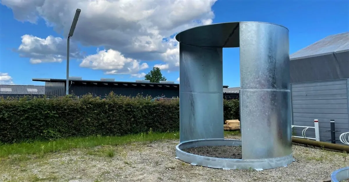 en rygepavillon med tykke vægge og tag i galvaniseret stål ved DR-byen i København