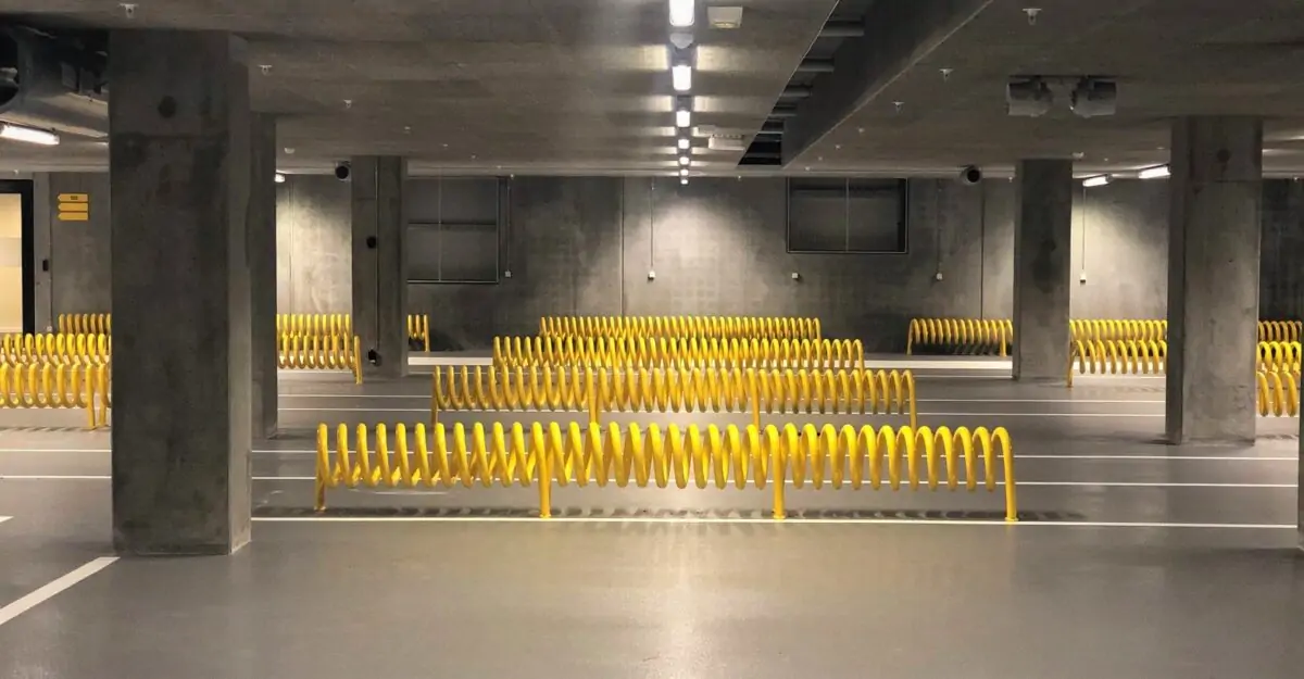 spiralformet cykelstativ i galvaniseret stål og malet i gul til parkering af mange cykler fra begge sider