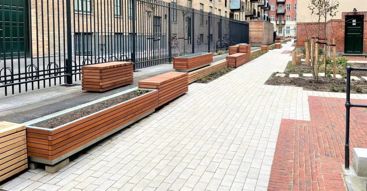 plantekasser i galvaniseret stål og sider beklædt med mahogni planker
