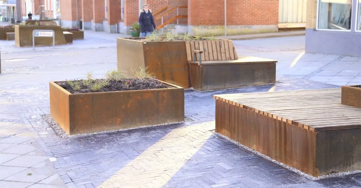 Plantekasser i cortenstål med indbyggede bænke og plads til planter