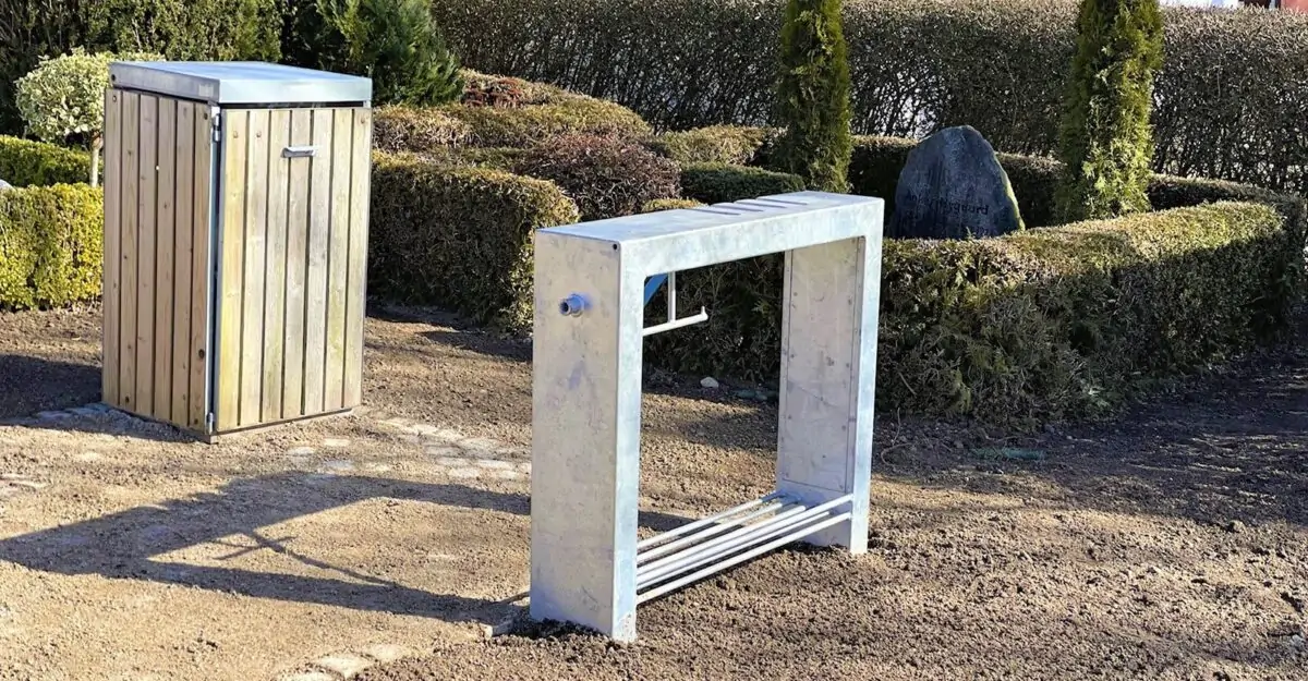 en redskabsholder i galvaniseret stål på kirkengård