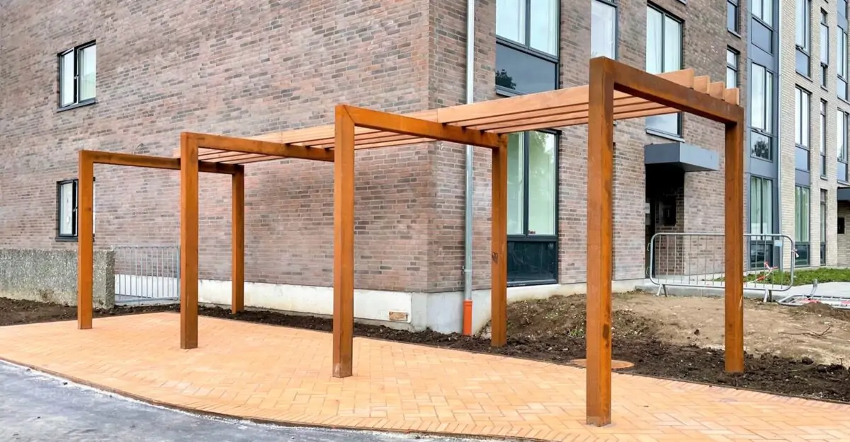 pergola overdækning i cortenstål med mahogni stolper