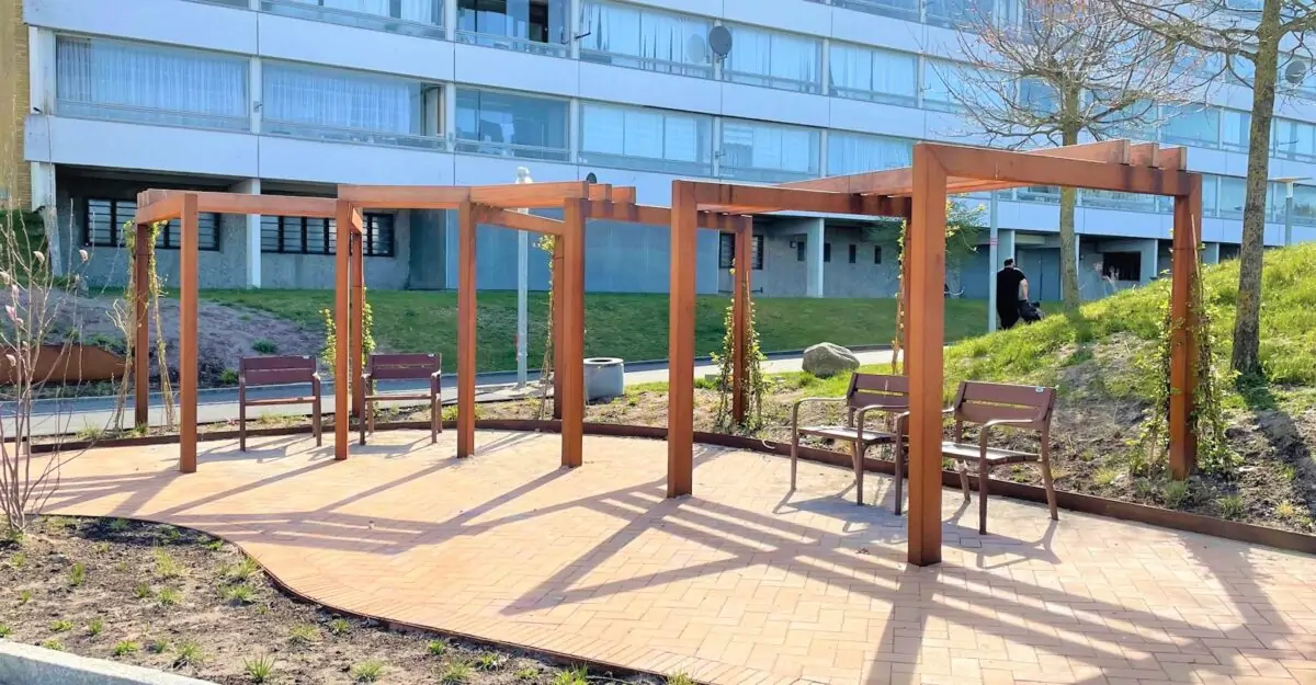 pergola overdækning i cortenstål med mahogni stolper