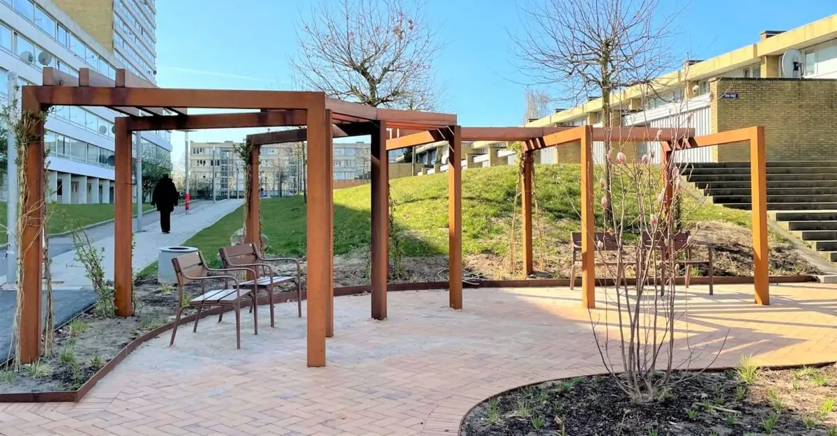pergola overdækning i cortenstål med mahogni stolper
