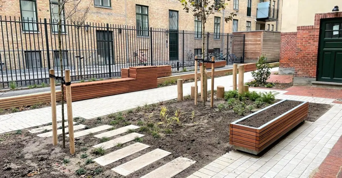 en række bænke og plantekasser i galvaniseret stål og beklædt med træ i Puggaardsgades karréen i København