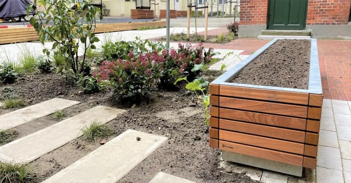 en række bænke og plantekasser i galvaniseret stål og beklædt med træ i Puggaardsgades karréen i København