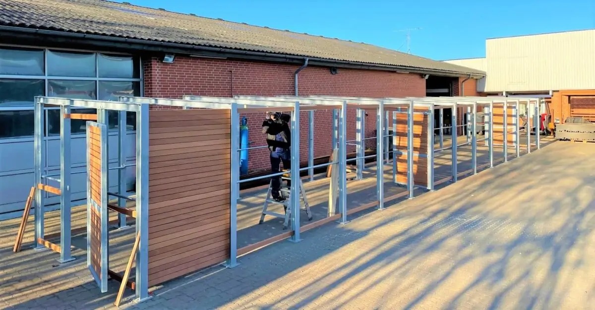 fremstilling af pergola-lignende overdækninger beklædt med træ til at indeholde affaldsbeholdere i Puggaardsgades karréen i København