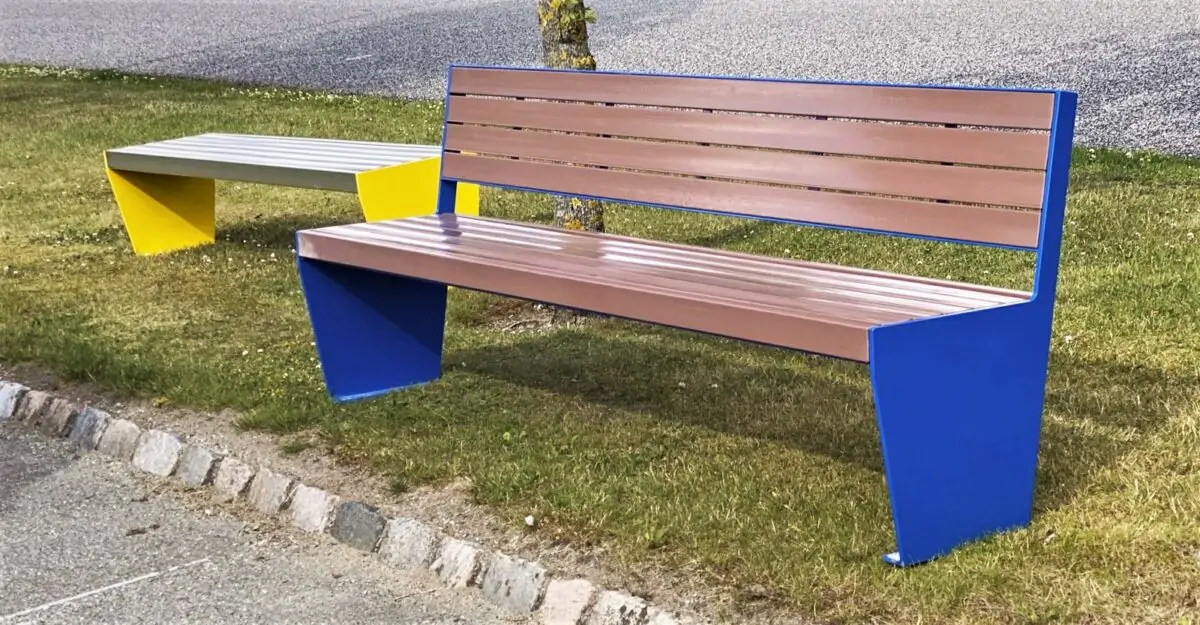 bænke med ryglæn i malet galvaniseret stål og genbrugsplastplanker