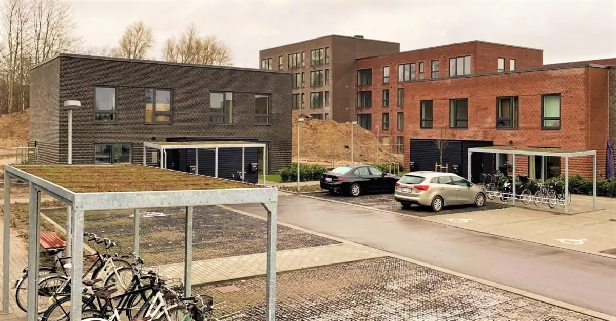 to cykeloverdækninger i galvaniseret stål med cykelstativer med plads til mange cykler