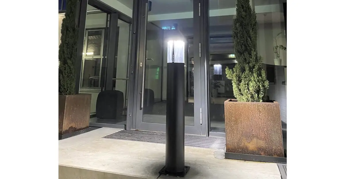 klassisk pullert i galvaniseret stål og malet i sort med en indbygget LED lampe
