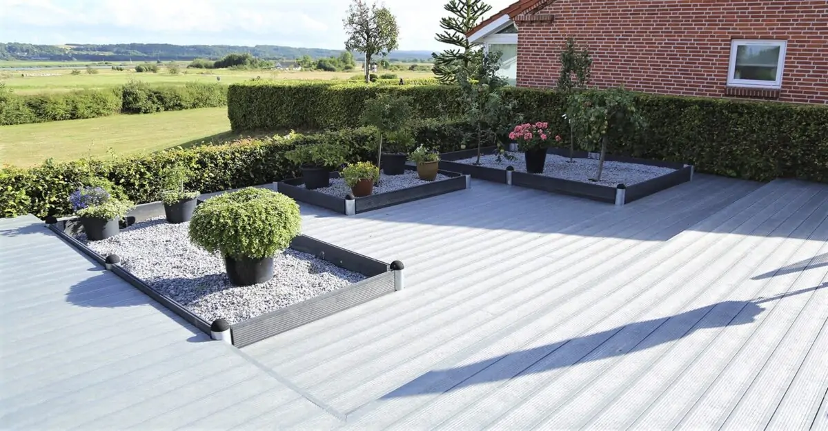 Terrassebelægning med genbrugsplast planker