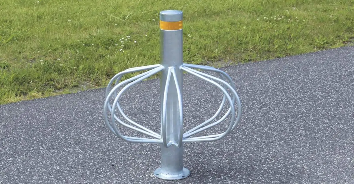 en galvaniseret pullert med bøjler til cykelparkering af mange cykler
