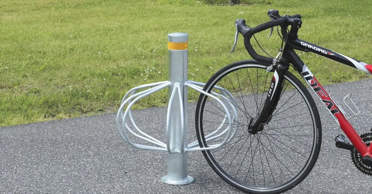 en galvaniseret pullert med bøjler til cykelparkering af mange cykler