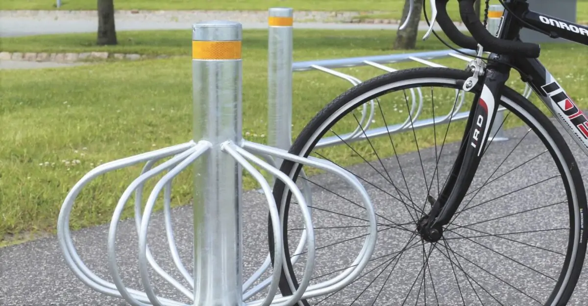 en galvaniseret pullert med bøjler til cykelparkering af mange cykler