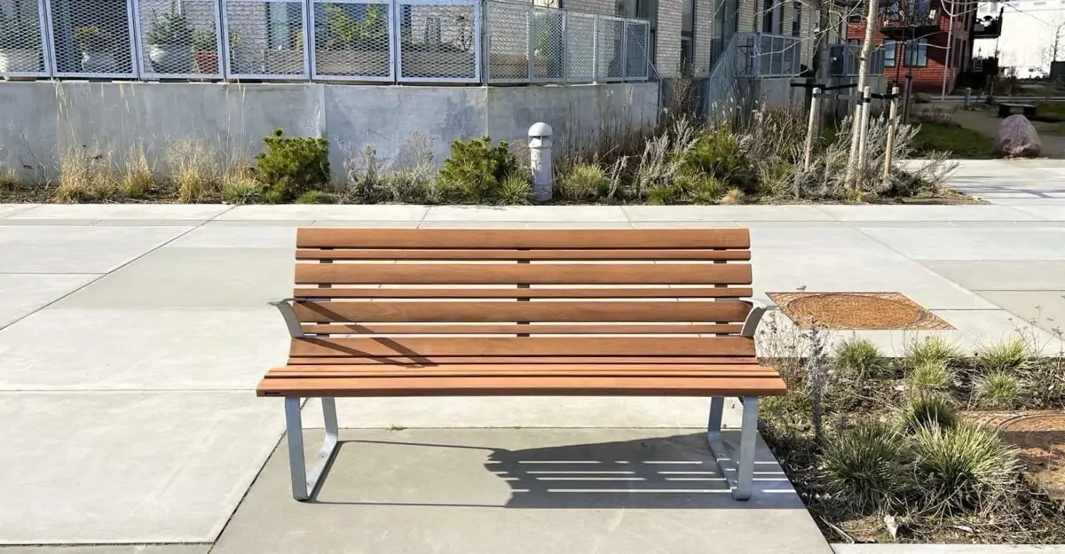 klassisk bænk med formtilpassede planker