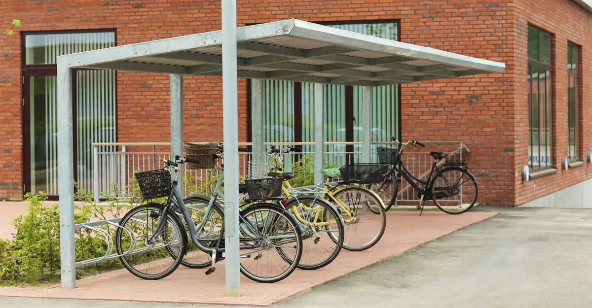 casa 11 - vedligeholdelsesfri cykeloverdækning i galvaniseret stål til parkering af mange cykler i et cykelstativ