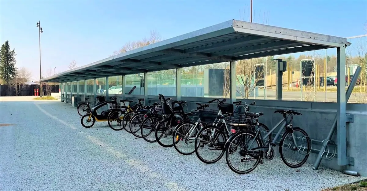 casa 11 - vedligeholdelsesfri cykeloverdækning i galvaniseret stål med cykelstativer til mange cykler