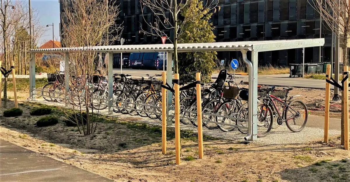 casa 11 - vedligeholdelsesfri cykeloverdækning i galvaniseret stål til parkering af mange cykler i et cykelstativ