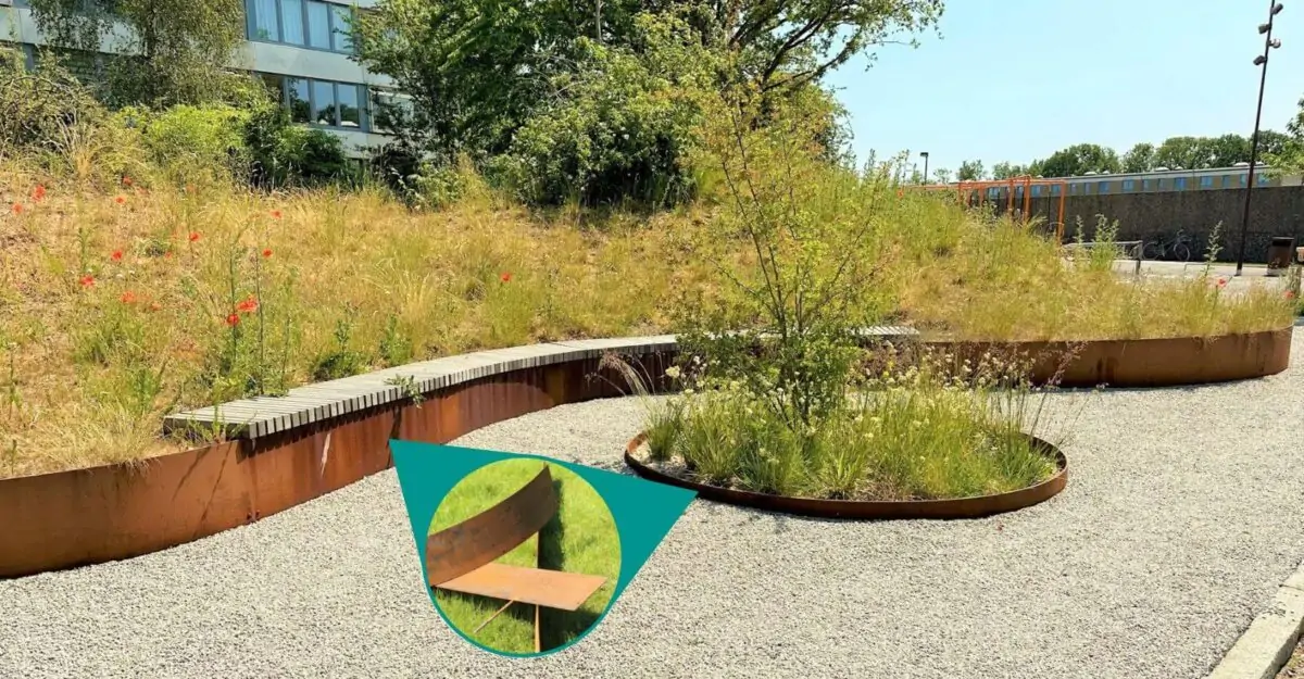 kantsætning i corten stål med en bænk monteret på og som plantbed