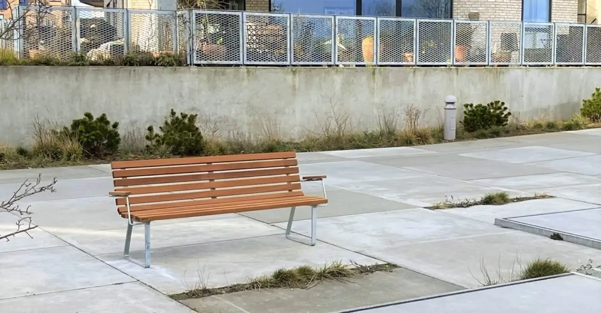 Århus Bænken - en klassisk park bænk i varmgalvaniseret stål og beklædning af mahogni træ