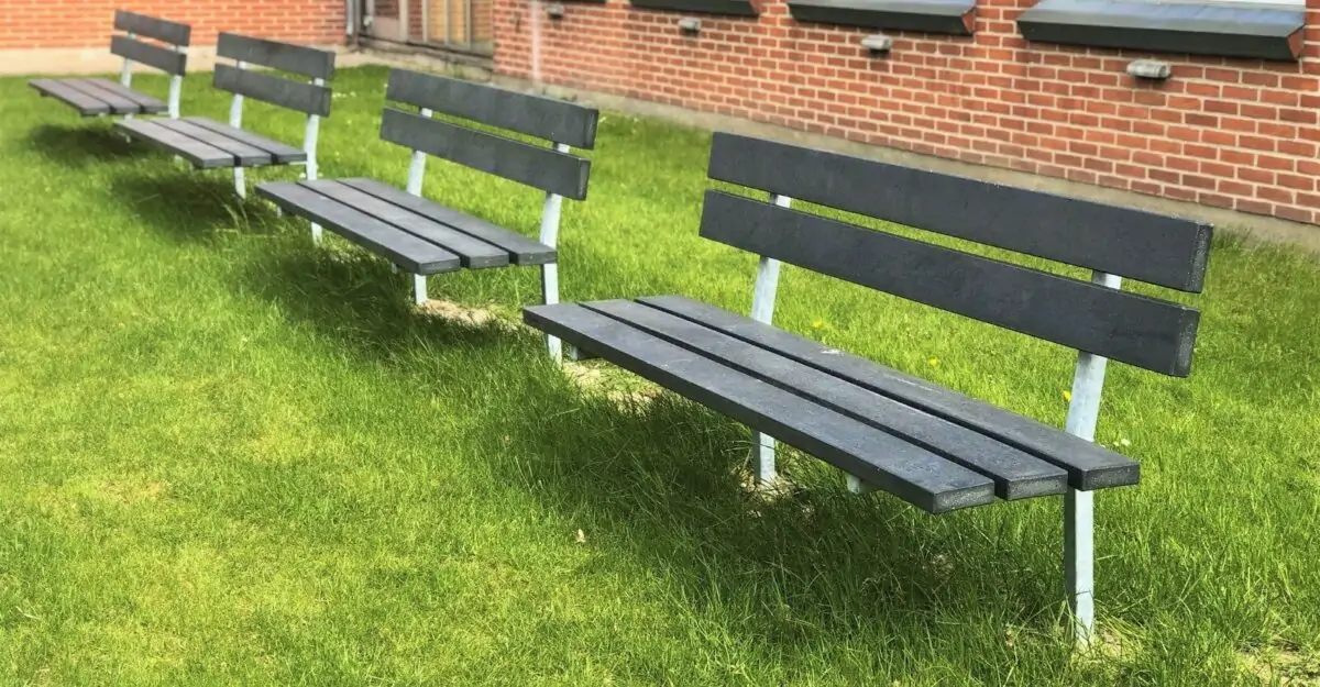 Arco - klassisk park bænk i galvaniseret stål og beklædt med vedligeholdelsesfrie genbrugsplast planker