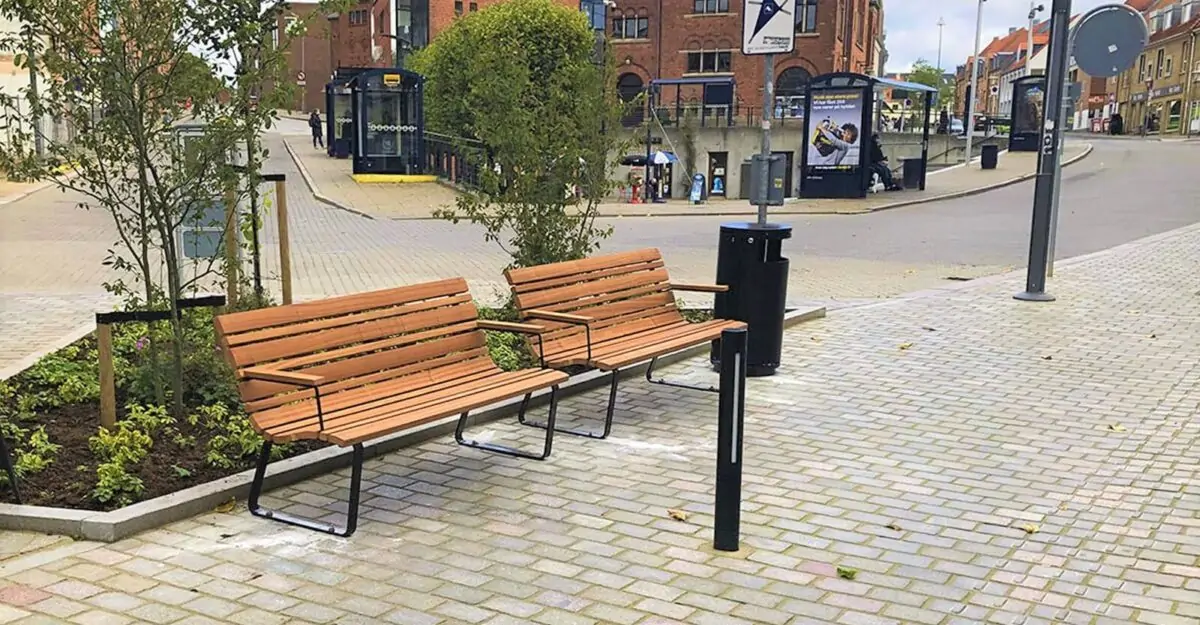 Comodo - en klassisk park bænk i et moderne design i stål og beklædt med mahogni planker