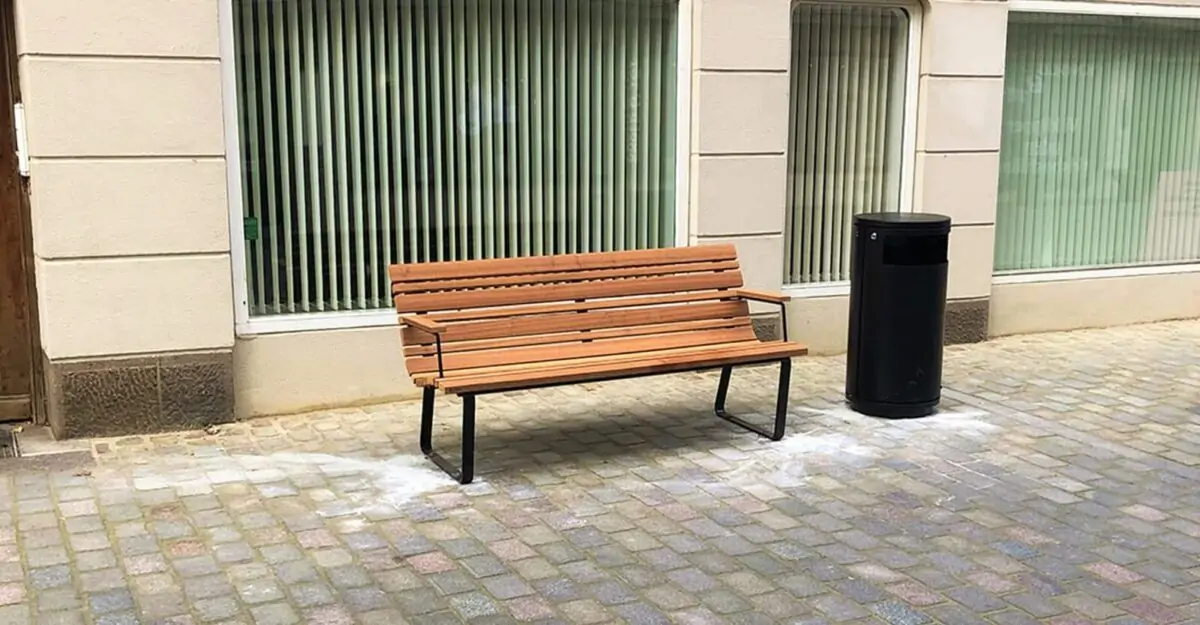 Comodo - en klassisk park bænk i et moderne design i stål og beklædt med mahogni planker