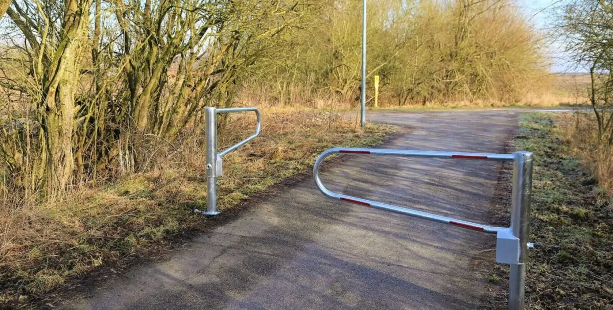 Dobbeltsiddet stibom (dobbelte stibomme) i galvaniseret stål på en sti