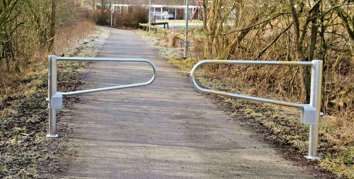 Dobbeltsiddet stibom (dobbelte stibomme) i galvaniseret stål på en sti