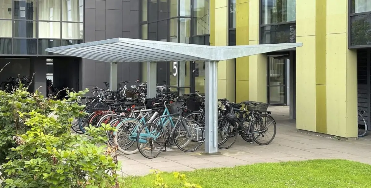 casa 22 - en cykeloverdækning i et stilrent og moderne design med et skråt og forstærket tag, fremstillet i galvaniseret og med plads til mange cykler
