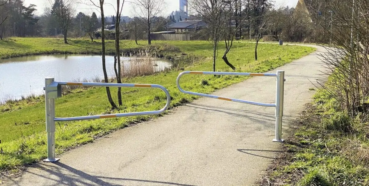Dobbeltsiddet stibom (dobbelte stibomme) i galvaniseret stål på en sti