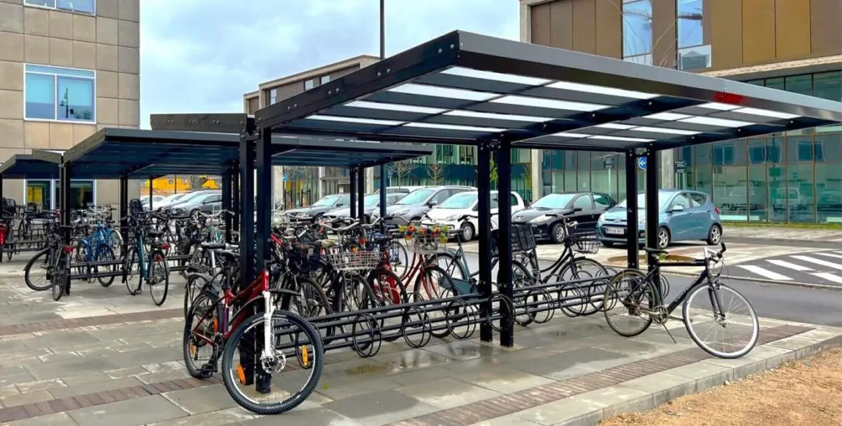 casa 11 - vedligeholdelsesfri cykeloverdækning i galvaniseret stål til mange cykler og cykelstativer på begge sider