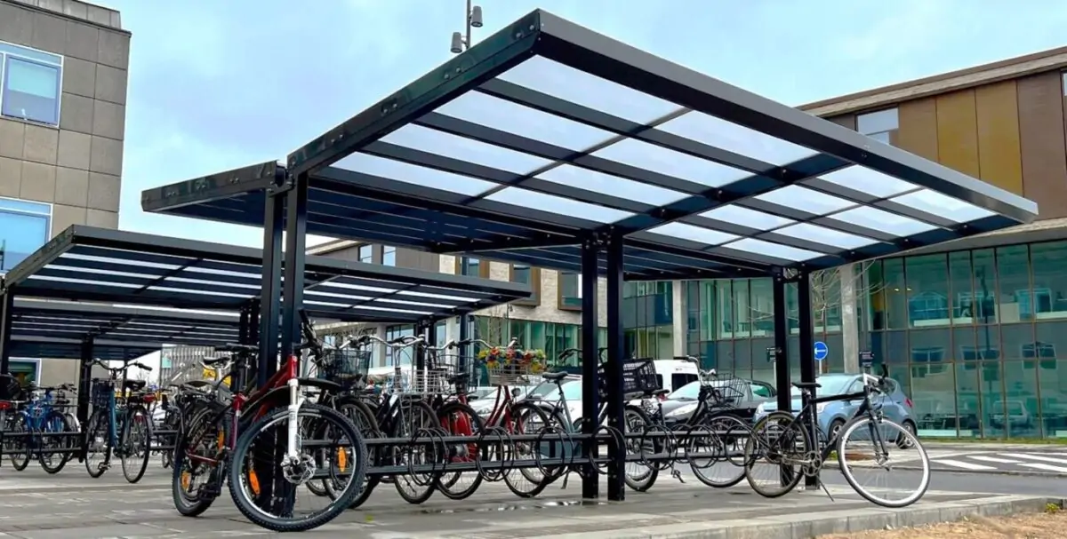 Casa 11 - dobbeltsiddet cykeloverdækning i galvaniseret og malet stål