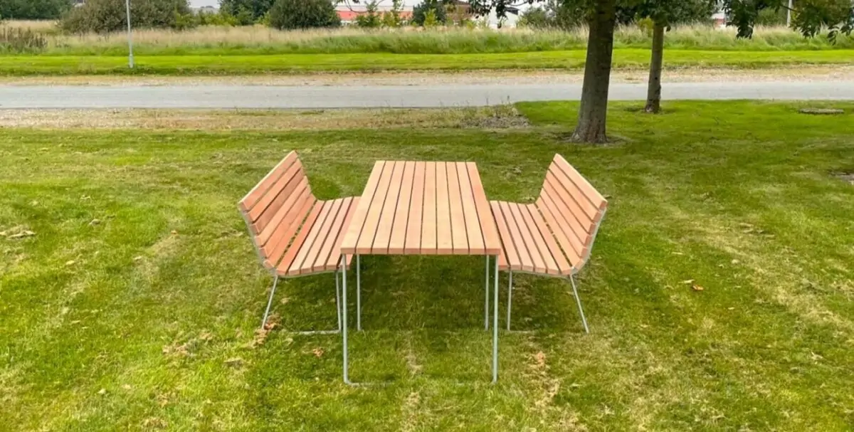 Et bordbænkesæt af Facile bord og to Aarhus bænke