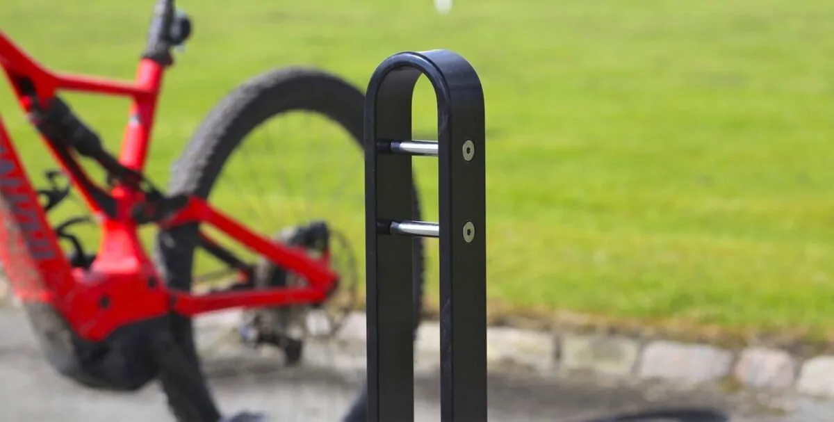 en elegant cykelholder i galvaniseret stål og malet udførsel med plads til en cykel til by og park