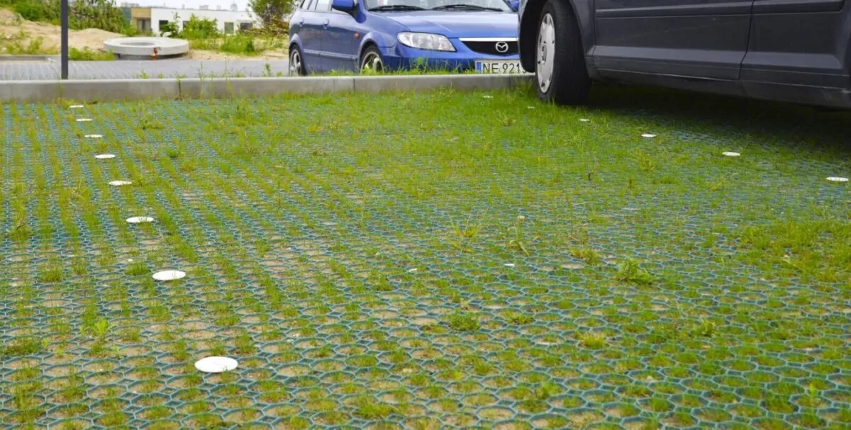 Rustfrit vejsøm (markeringssøm) med refleksbånd og rustfri spyd på plast armering på parkeringsplads