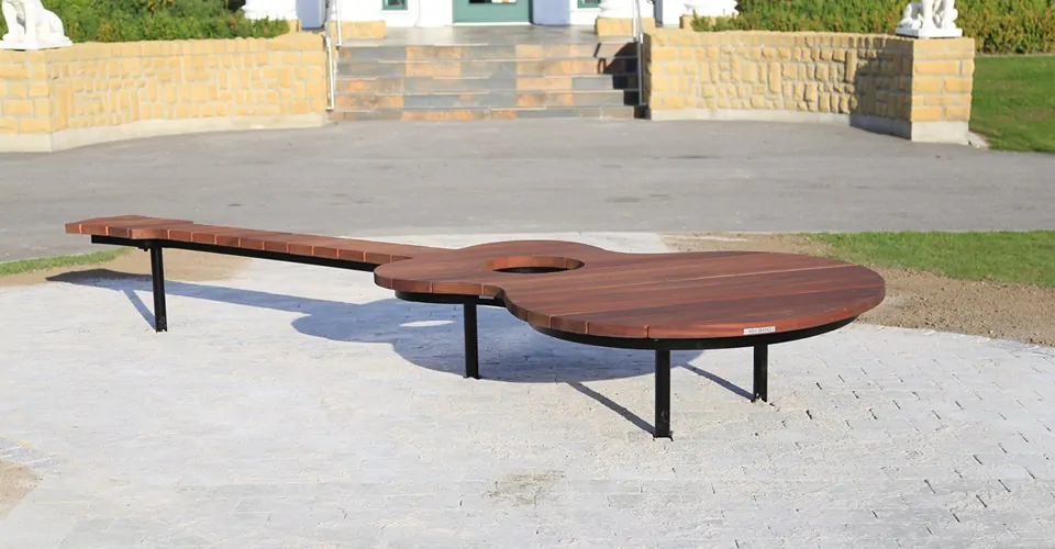 special projekt bænk i stål og beklædt med mahogni planker, som er fremstillet i form af guitar