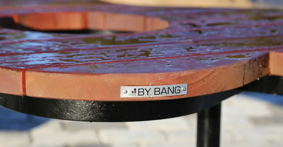 special projekt bænk i stål og beklædt med mahogni planker, som er fremstillet i form af guitar