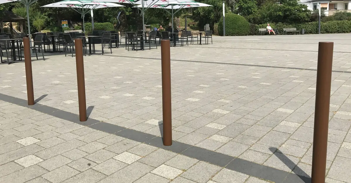 en række dekorative cortenstål pullerter