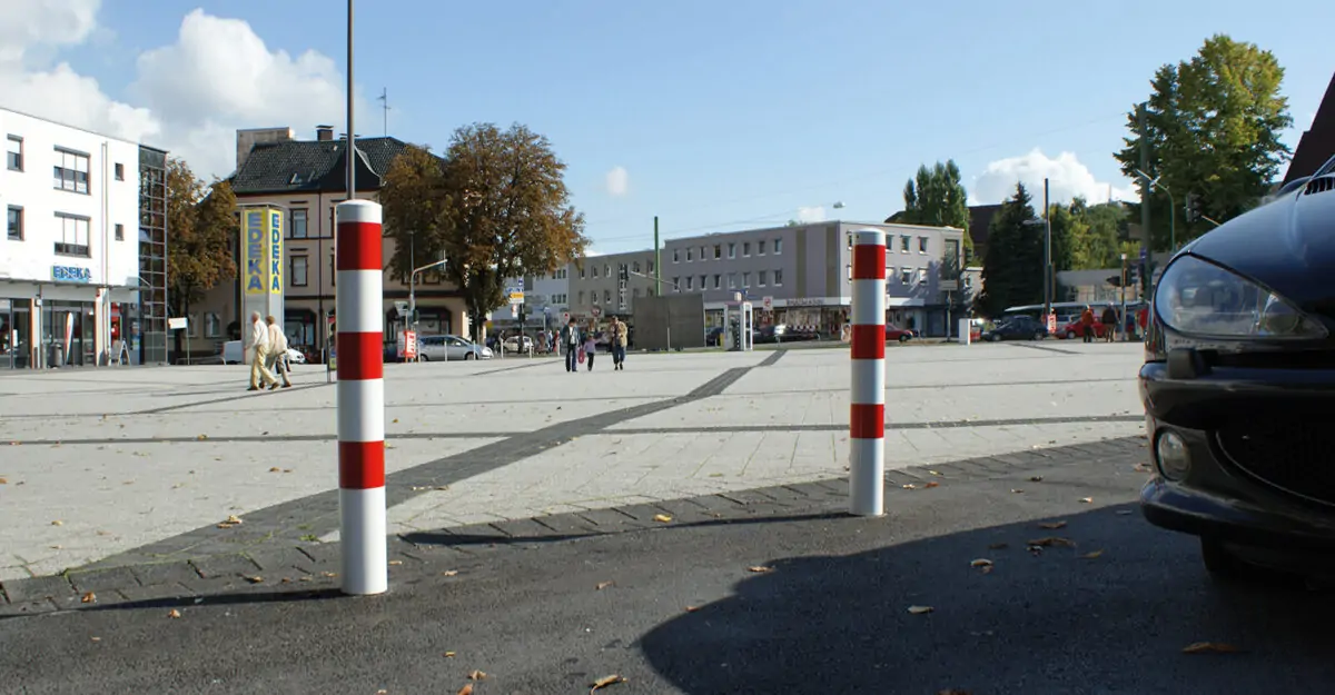 to enkle stål pullerter i hvid udførsel, med røde reflekser