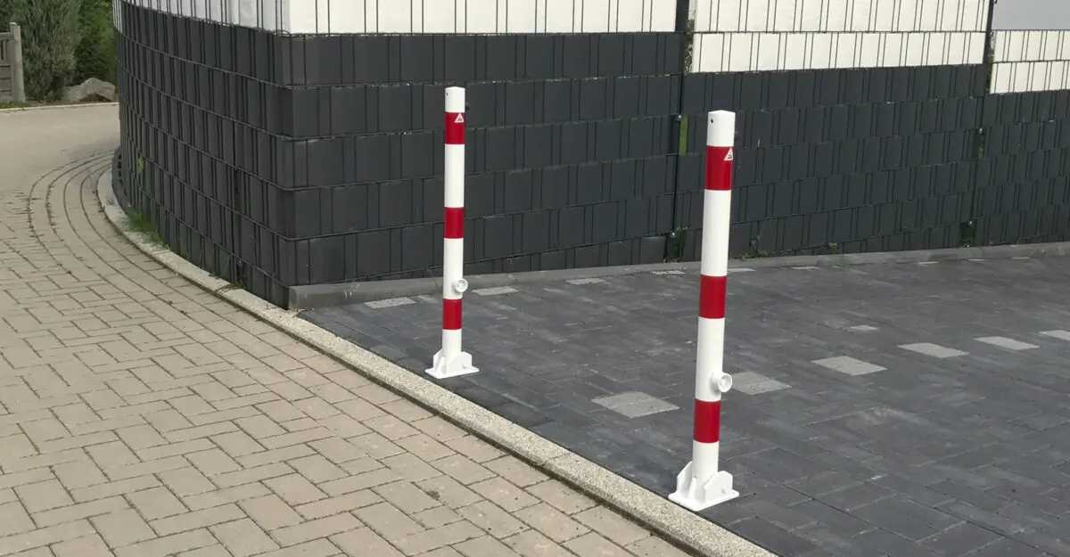 klassiske vippe pullerter i galvaniseret stål malet i hvid med røde reflektorer