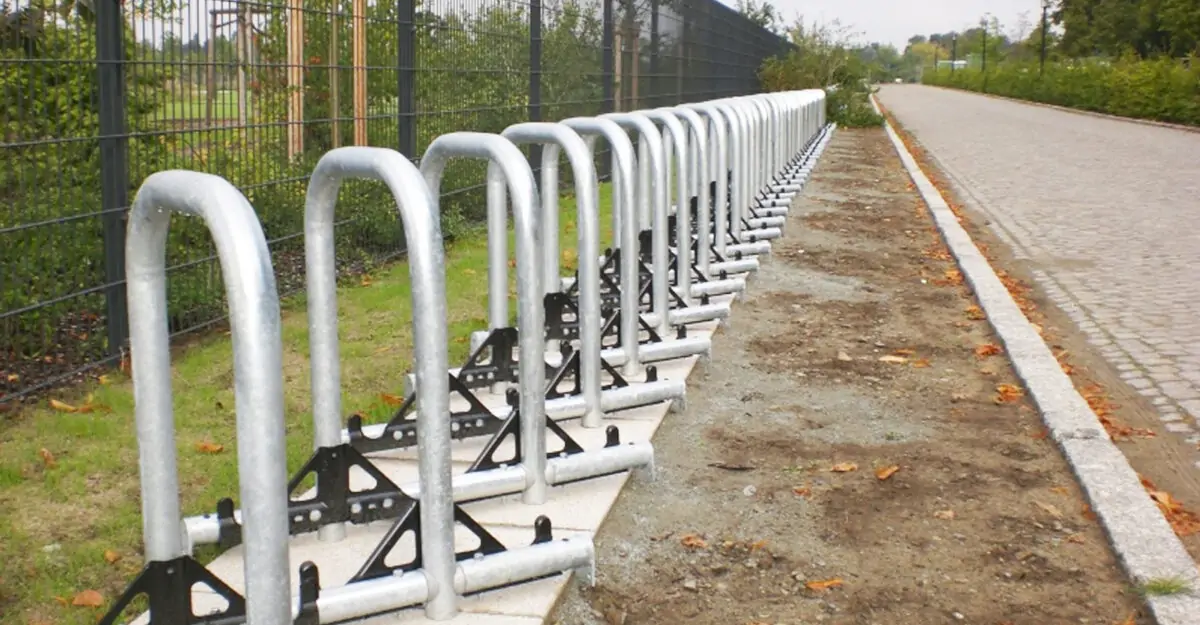 en række forskellige cykelstativer til enkelt, dobbelt cykelparkering og cykelparkering på række