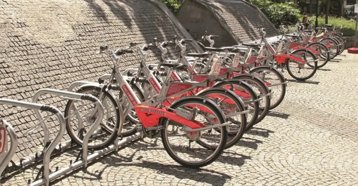 en række forskellige cykelstativer til enkelt, dobbelt cykelparkering og cykelparkering på række