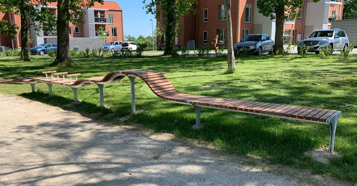 modulopbygget plint i galvaniseret stål beklædt med mahogni stave