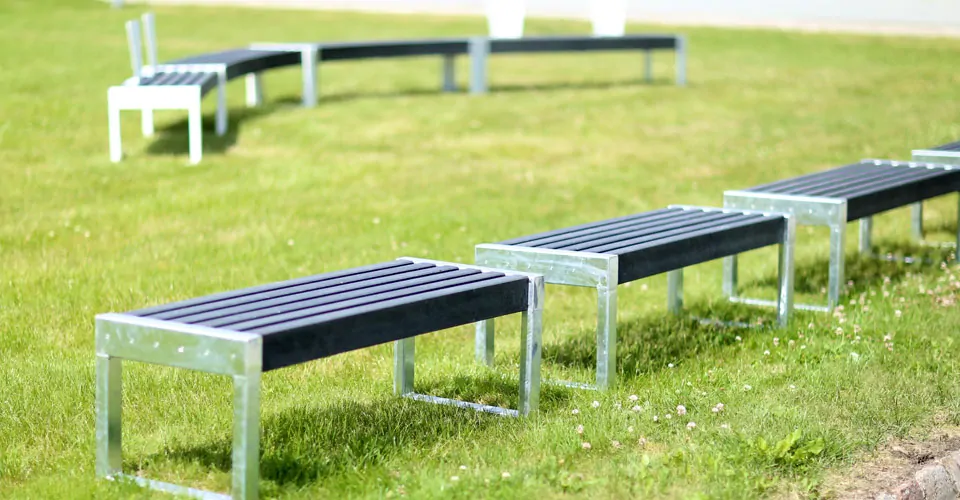 plinte i galvaniseret stål og beklædt med vedligeholdelsesfrie recyclingplast planker