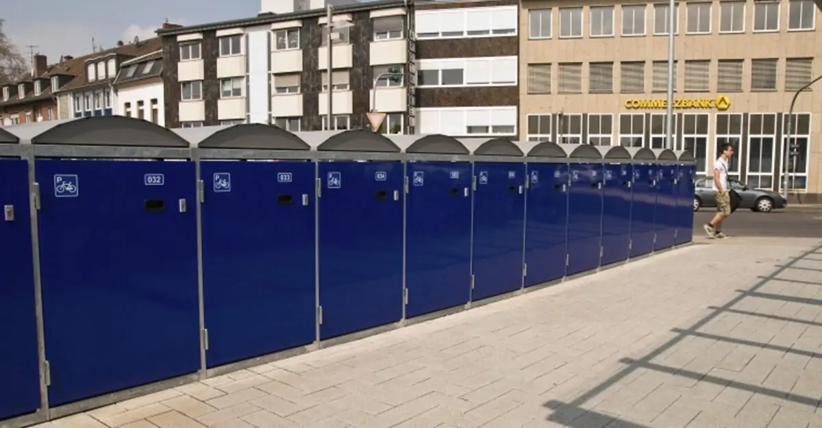 en beskyttet parkeringbokse for en enkel cykel og mulighed for elcykel opladning
