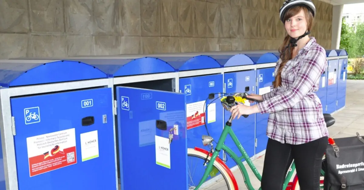 en beskyttet parkeringbokse for en enkel cykel og mulighed for elcykel opladning