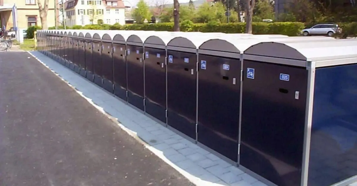 en beskyttet parkeringbokse for en enkel cykel og mulighed for elcykel opladning